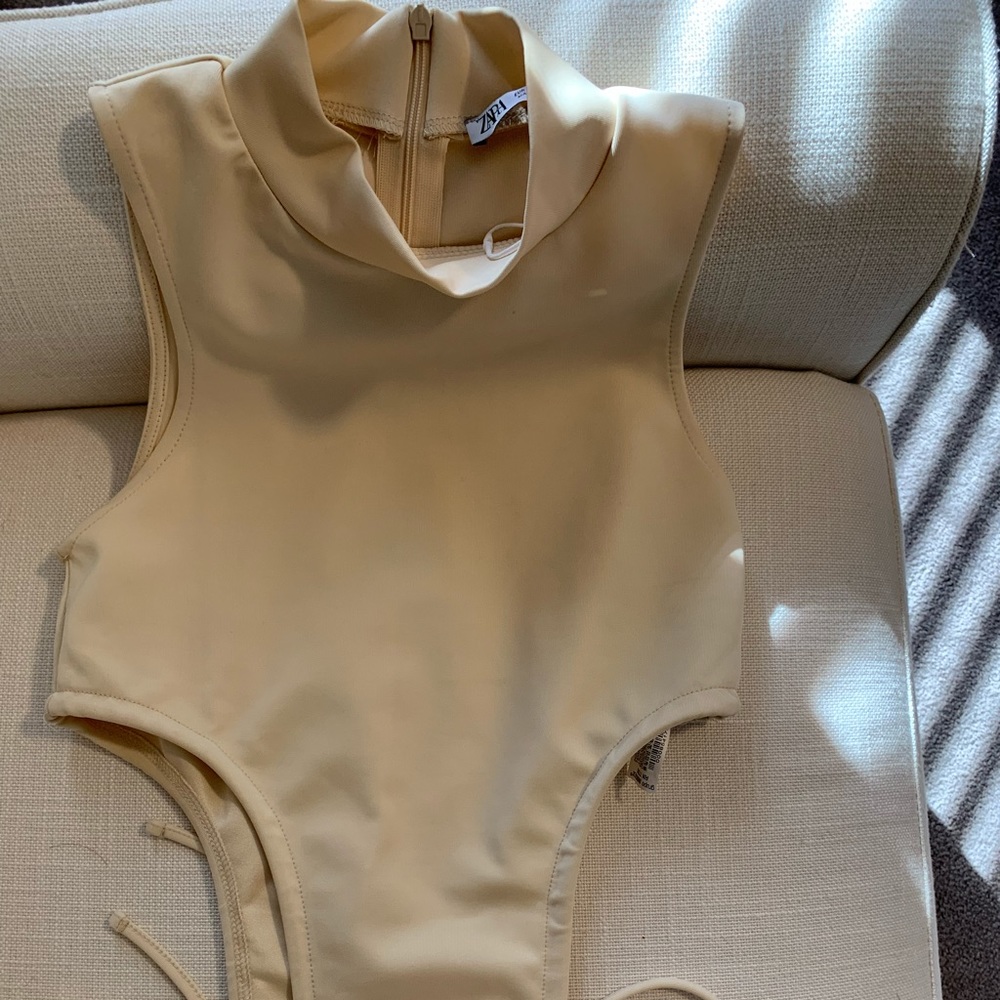 ZARA UNIQUE CROP TOP